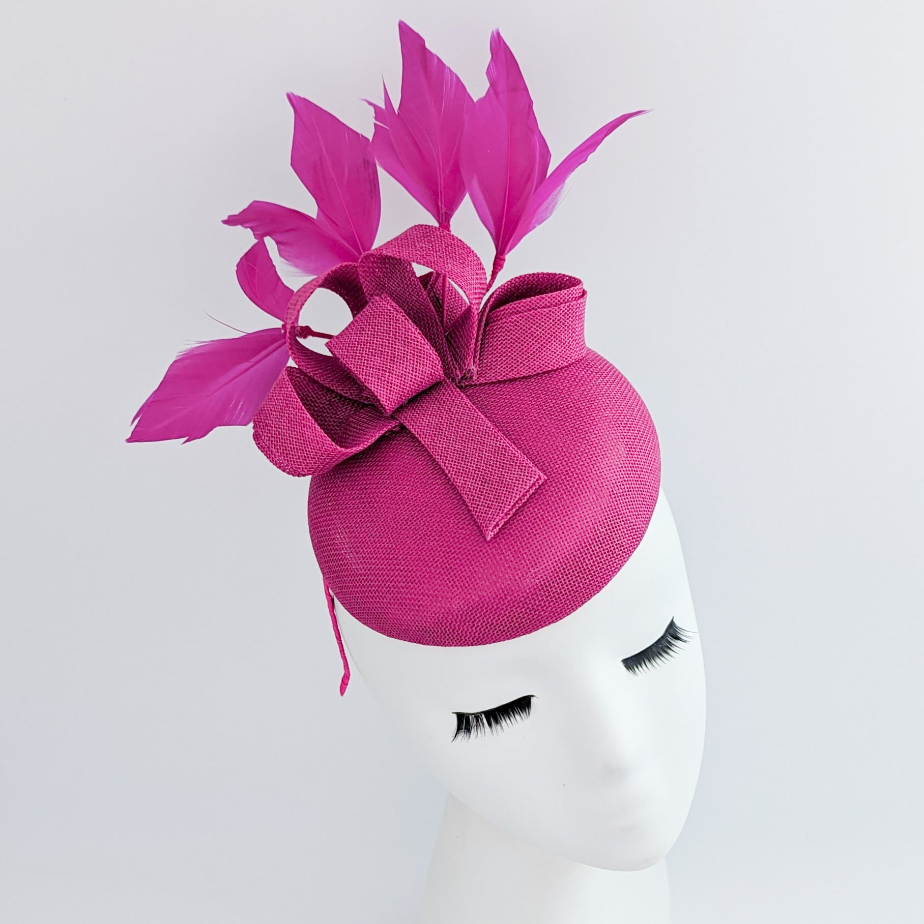 Cappello fascinator con piume rosa fucsia