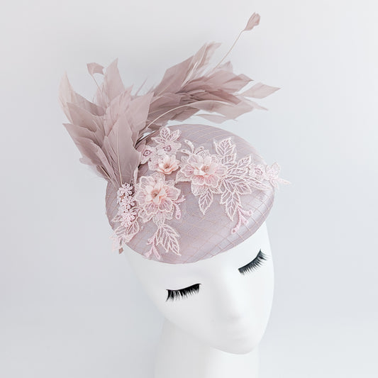 Cappello fascinator in raso di pizzo con piume rosa cipria