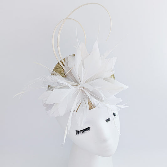 Cappello fascinator di piume glitter oro