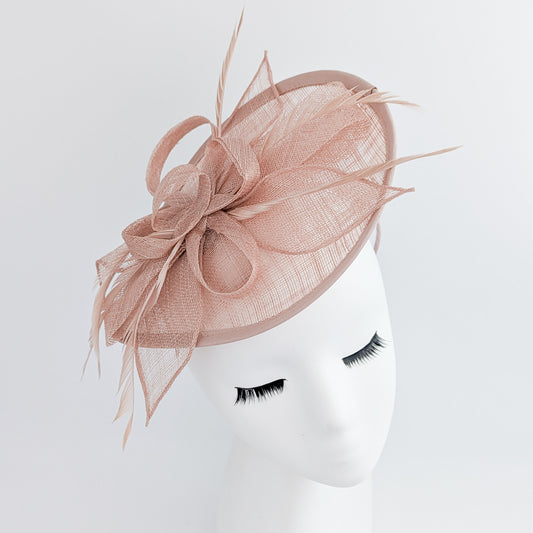 Cappello fascinator a goccia con piume rosa cipria