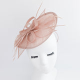 Cappello fascinator a goccia con piume rosa cipria