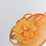 Cappello a disco con fascinator di fiori d'arancio