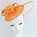 Cappello a disco con fascinator di fiori d'arancio