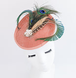 Cappello fascinator a disco con piattino in piume di pavone color pesca terracotta