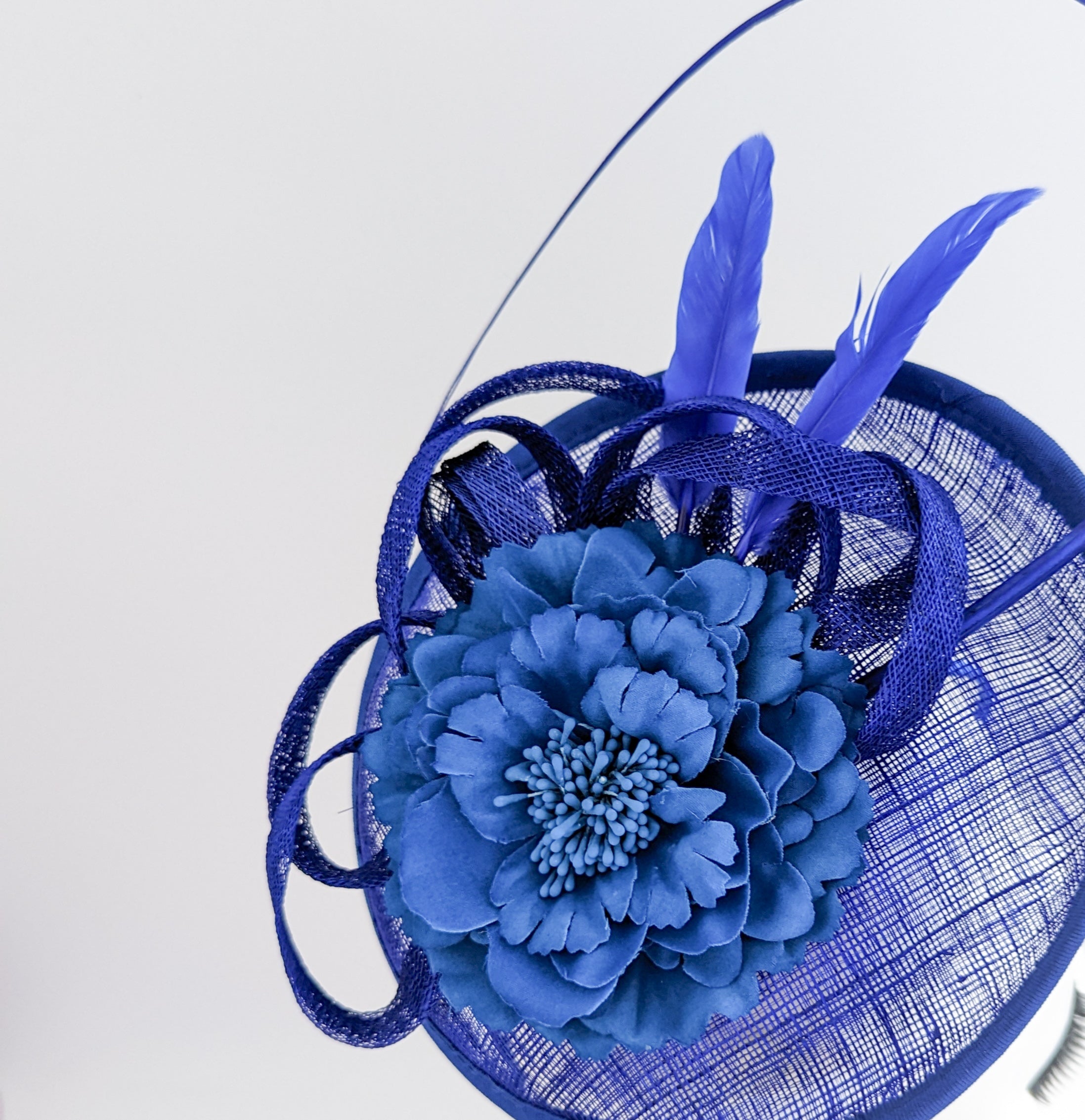 Cappello fascinator disco piattino piuma fiore blu reale