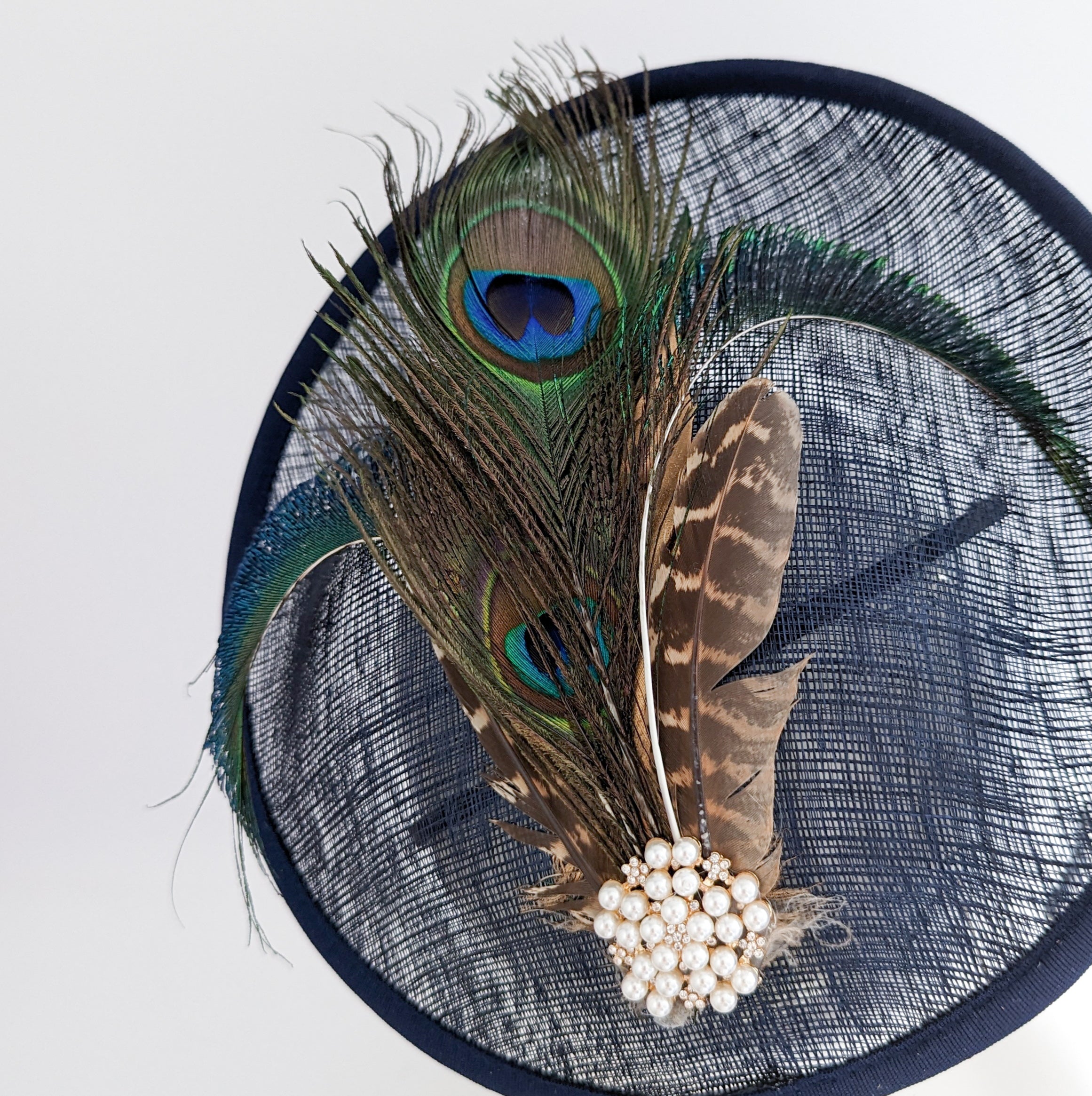 Cappello fascinator con piattino in piuma di fagiano blu navy