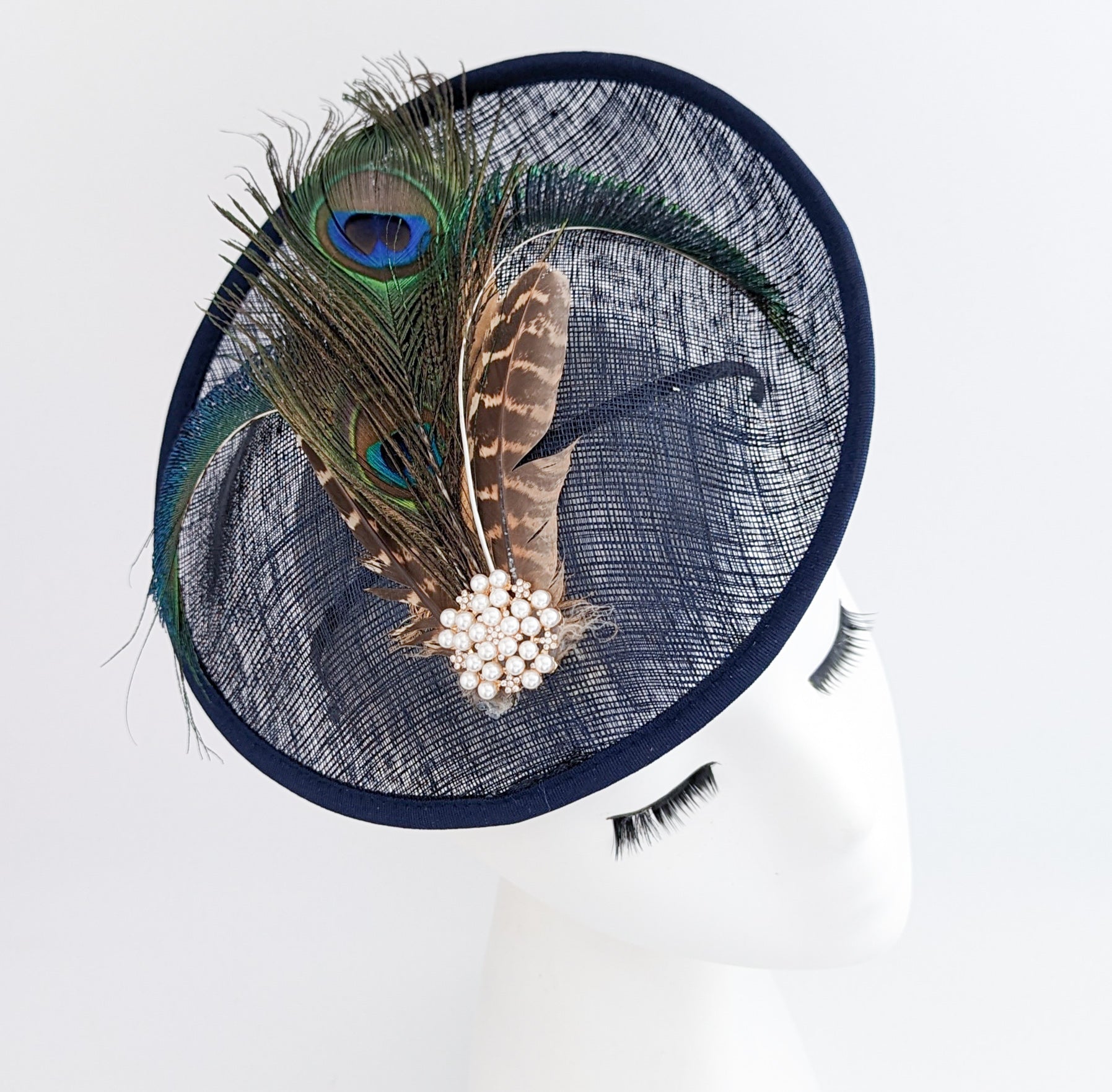 Cappello fascinator con piattino in piuma di fagiano blu navy