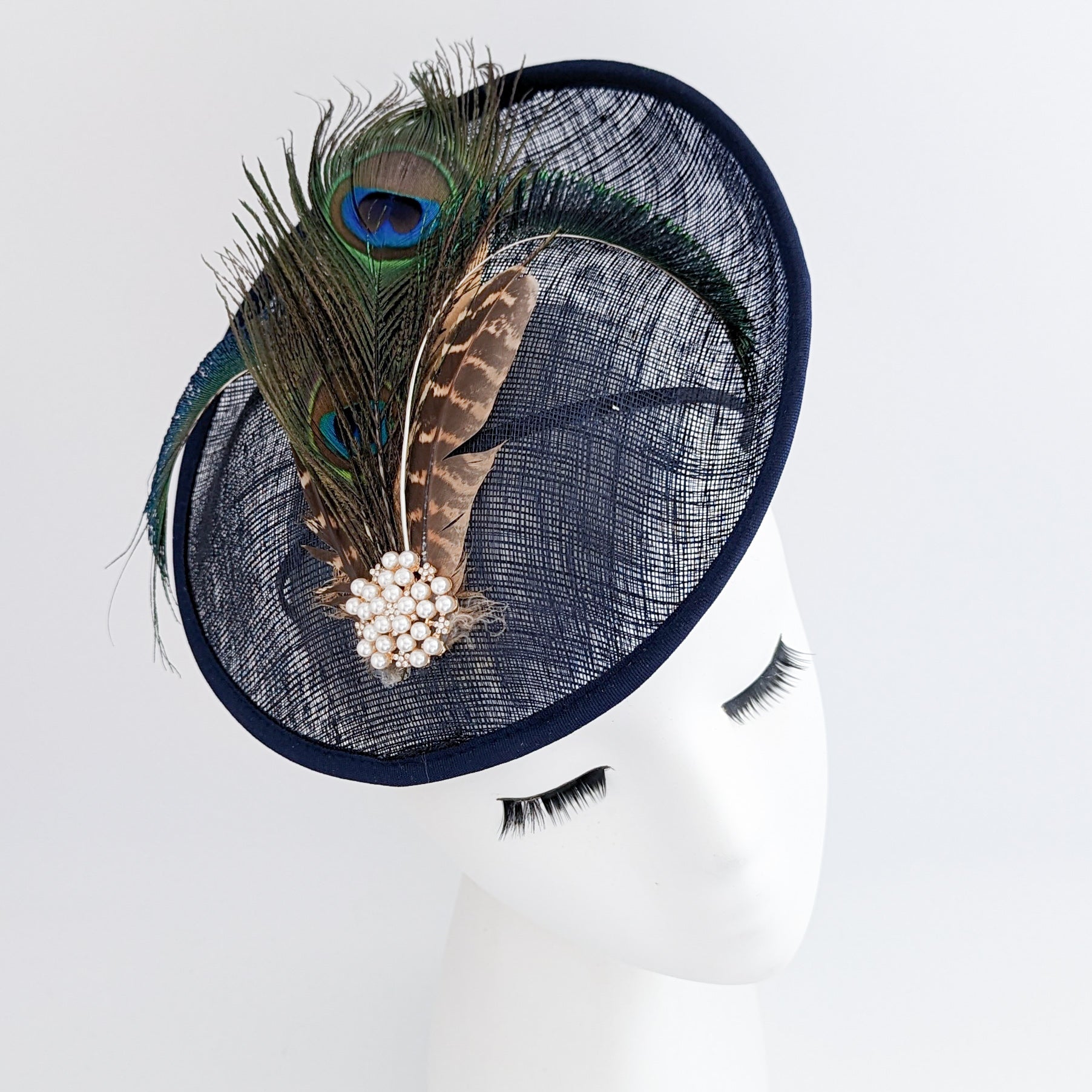 Cappello fascinator con piattino in piuma di fagiano blu navy