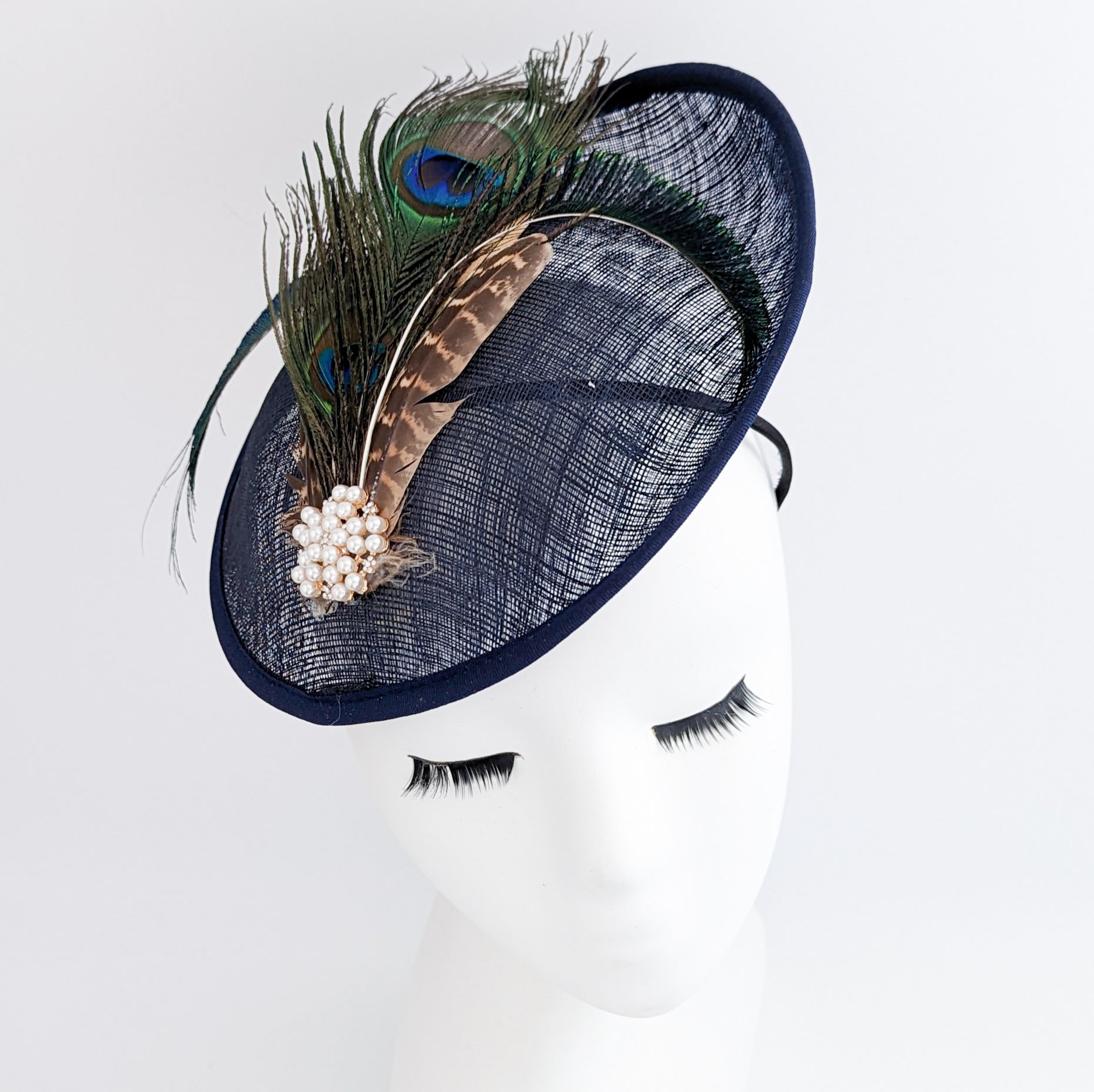 Cappello fascinator con piattino in piuma di fagiano blu navy