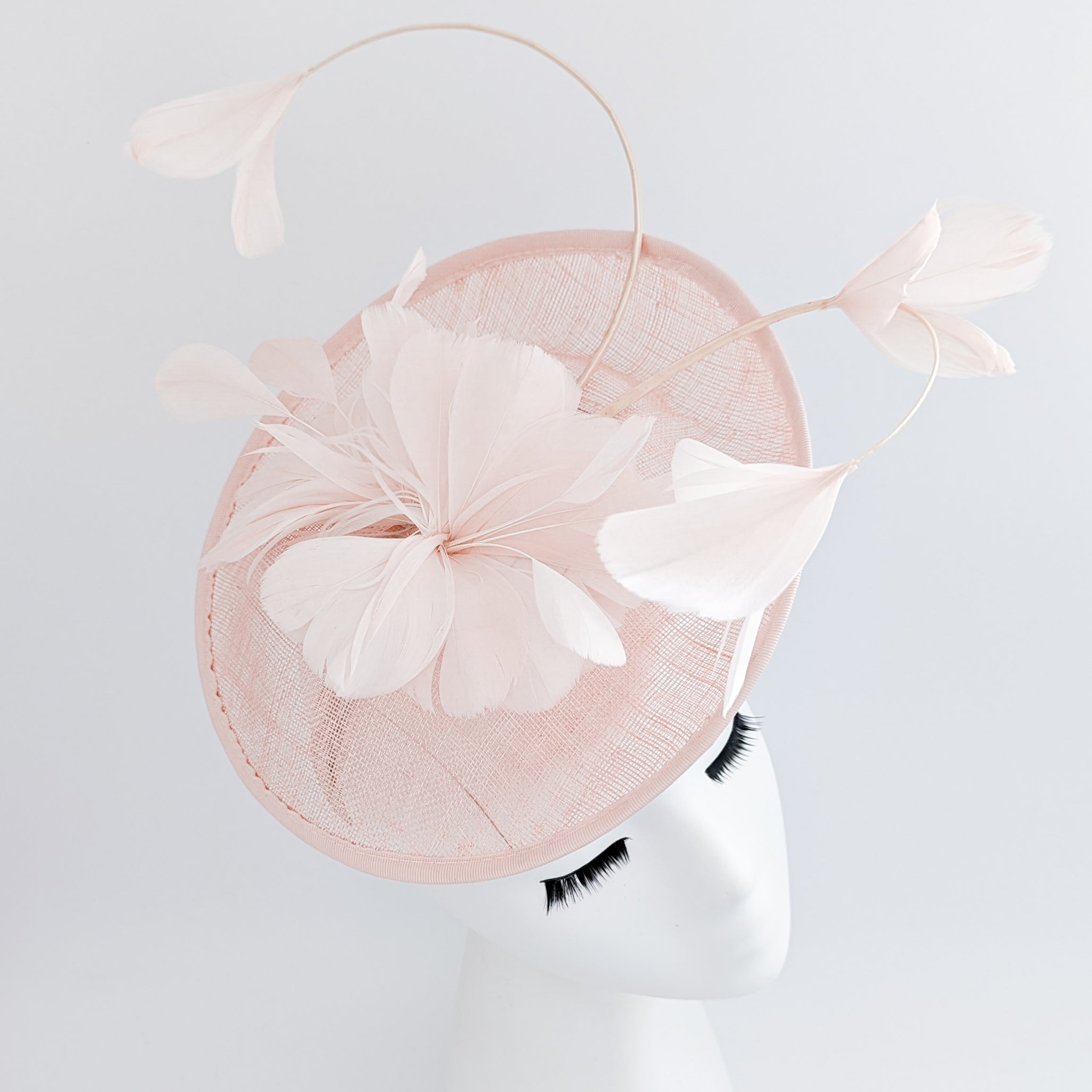 Cappello fascinator con disco di piume rosa chiaro