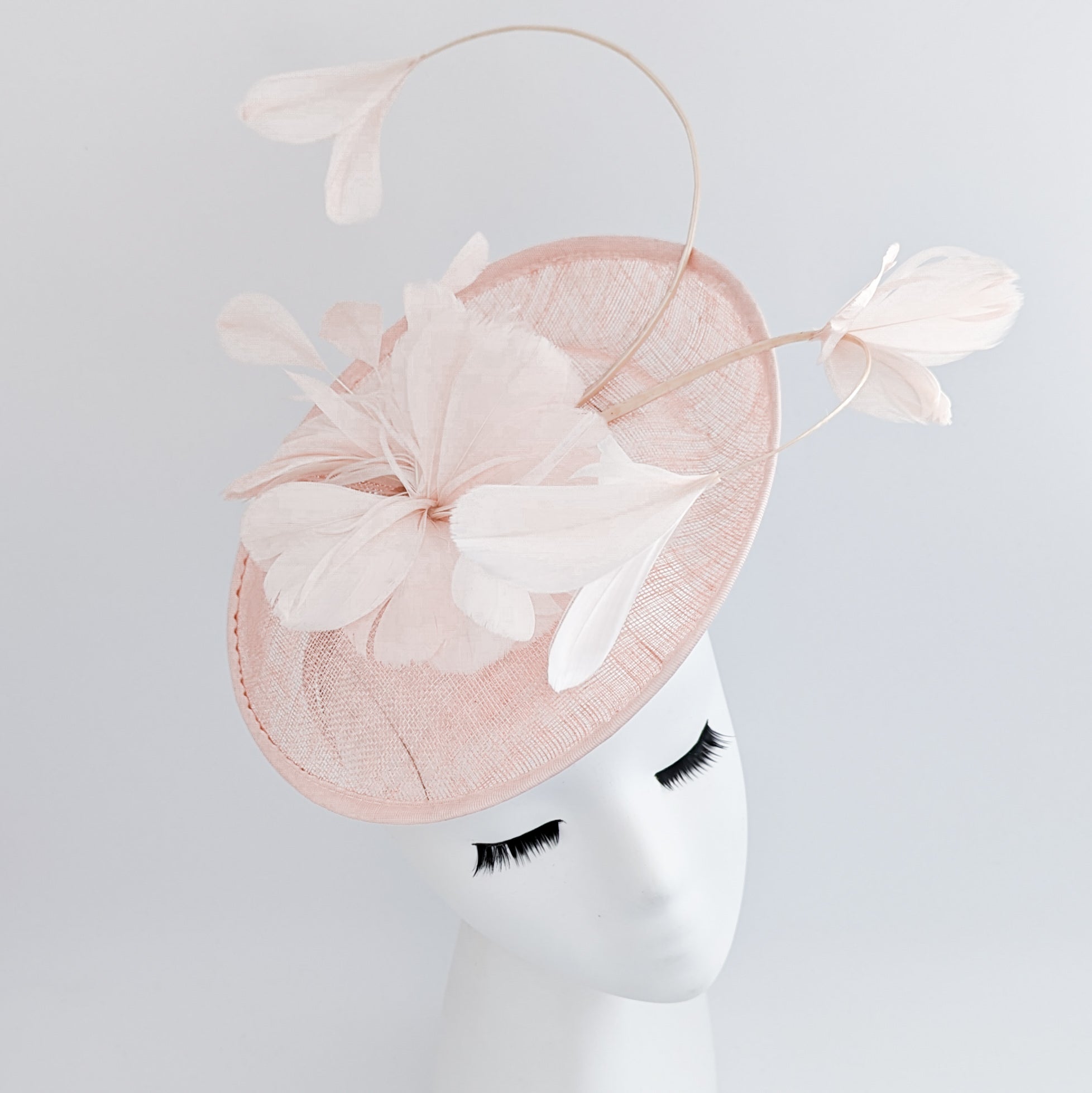 Cappello fascinator con disco di piume rosa chiaro