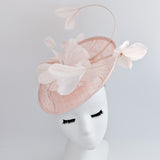 Cappello fascinator con disco di piume rosa chiaro