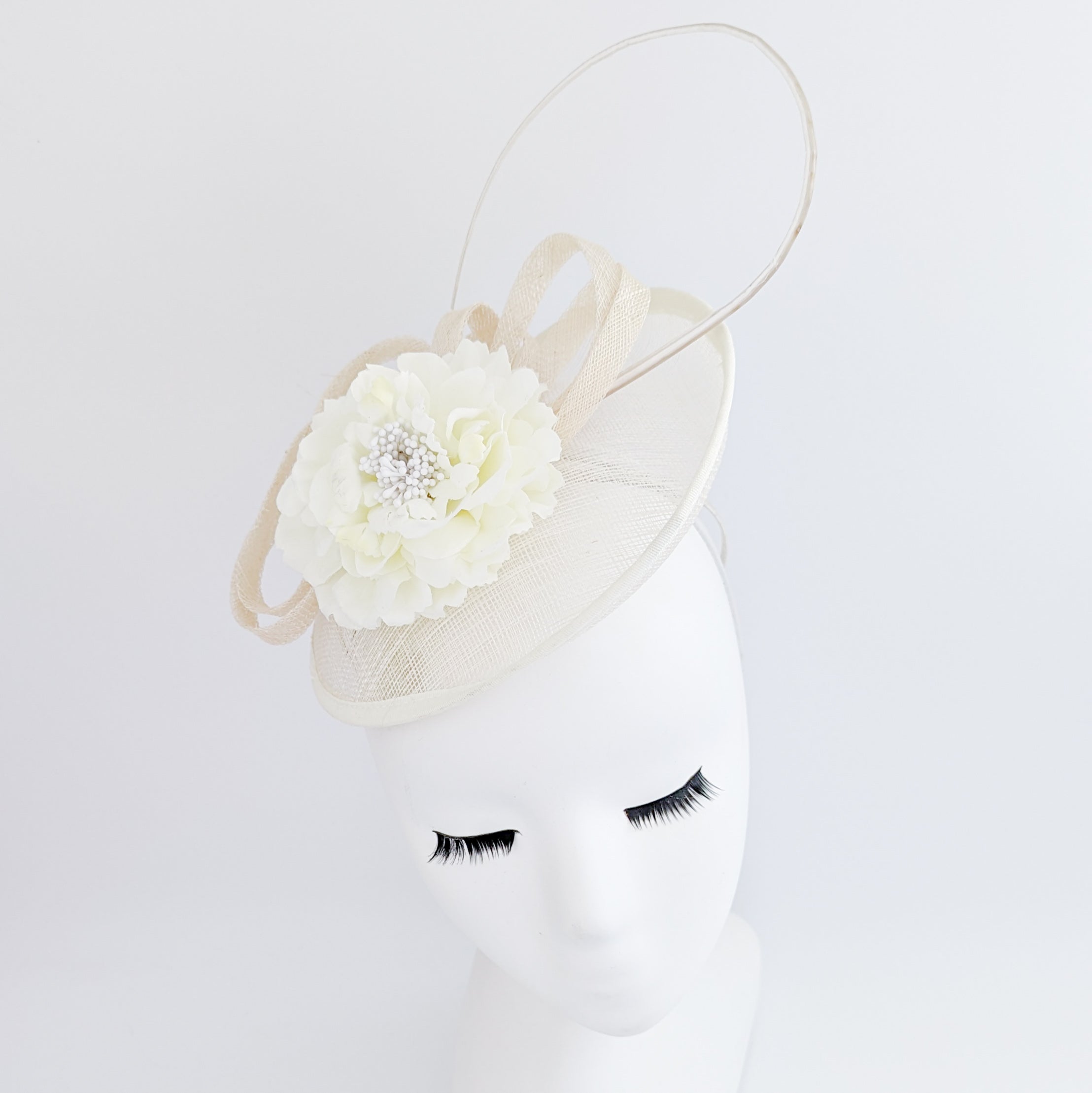 Cappello fascinator con piattino a disco di fiori color crema