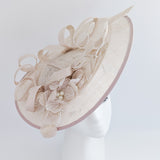 Cappello fascinator con piattino di fiori di pizzo rosa nudo