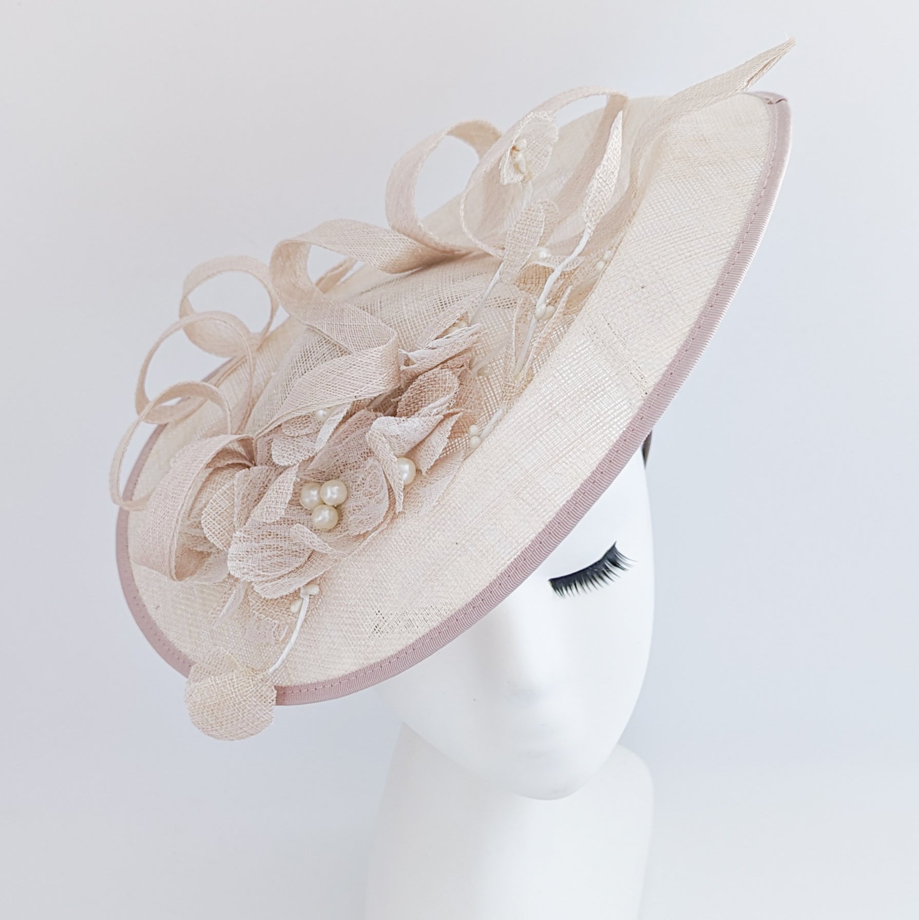 Cappello fascinator con piattino di fiori di pizzo rosa nudo