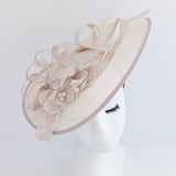 Cappello fascinator con piattino di fiori di pizzo rosa nudo