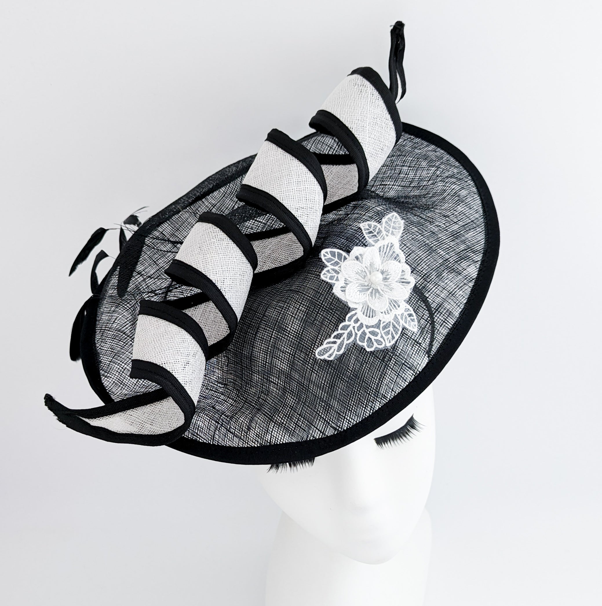 Cappello fascinator con piume a disco grande bianco nero