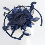 Cappello fascinator di grandi piume color avorio navy