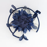 Cappello fascinator di grandi piume color avorio navy