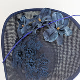 Cappello a fascinator con fiore a goccia grande blu navy