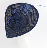 Cappello a fascinator con fiore a goccia grande blu navy