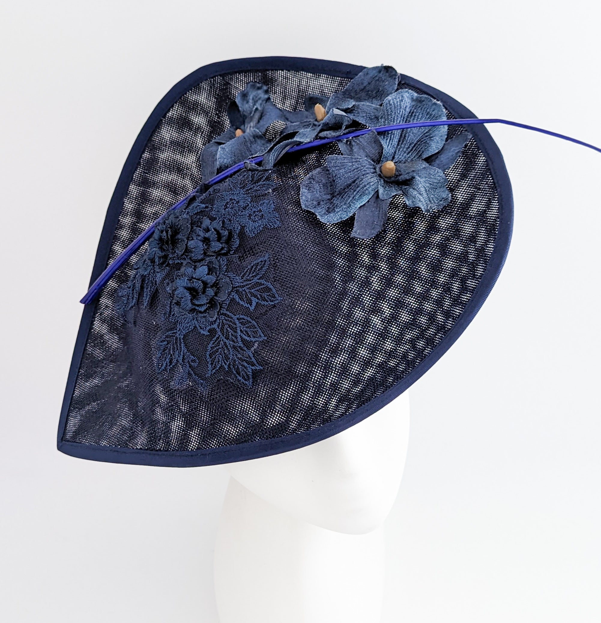 Cappello a fascinator con fiore a goccia grande blu navy