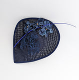 Cappello a fascinator con fiore a goccia grande blu navy