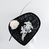 Cappello fascinator fiore rosa a goccia grande bianco nero