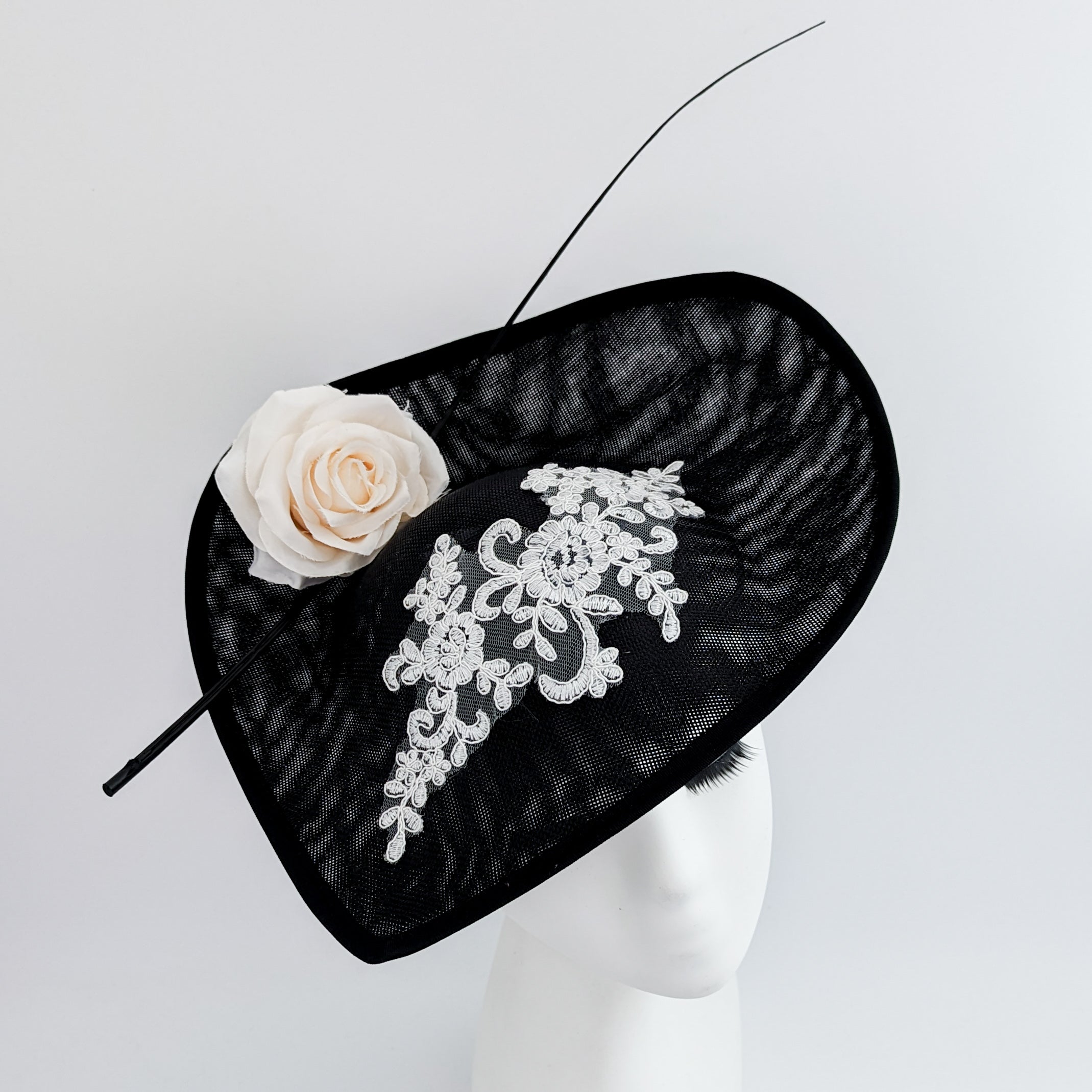 Cappello fascinator fiore rosa a goccia grande bianco nero