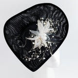 Cappello nero con fascinator in cristallo a goccia grande