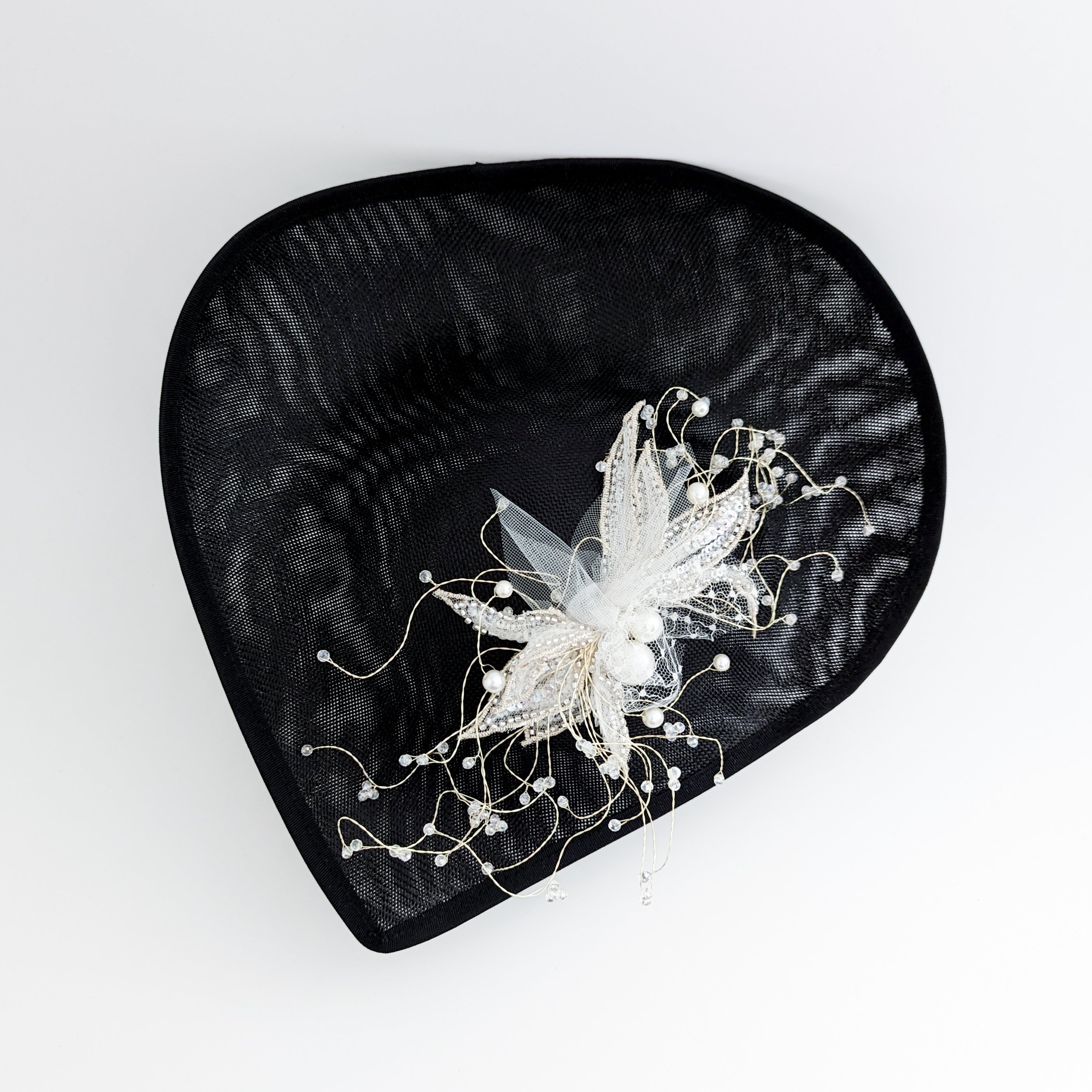 Cappello nero con fascinator in cristallo a goccia grande