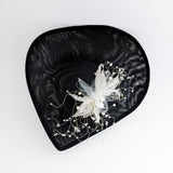 Cappello nero con fascinator in cristallo a goccia grande