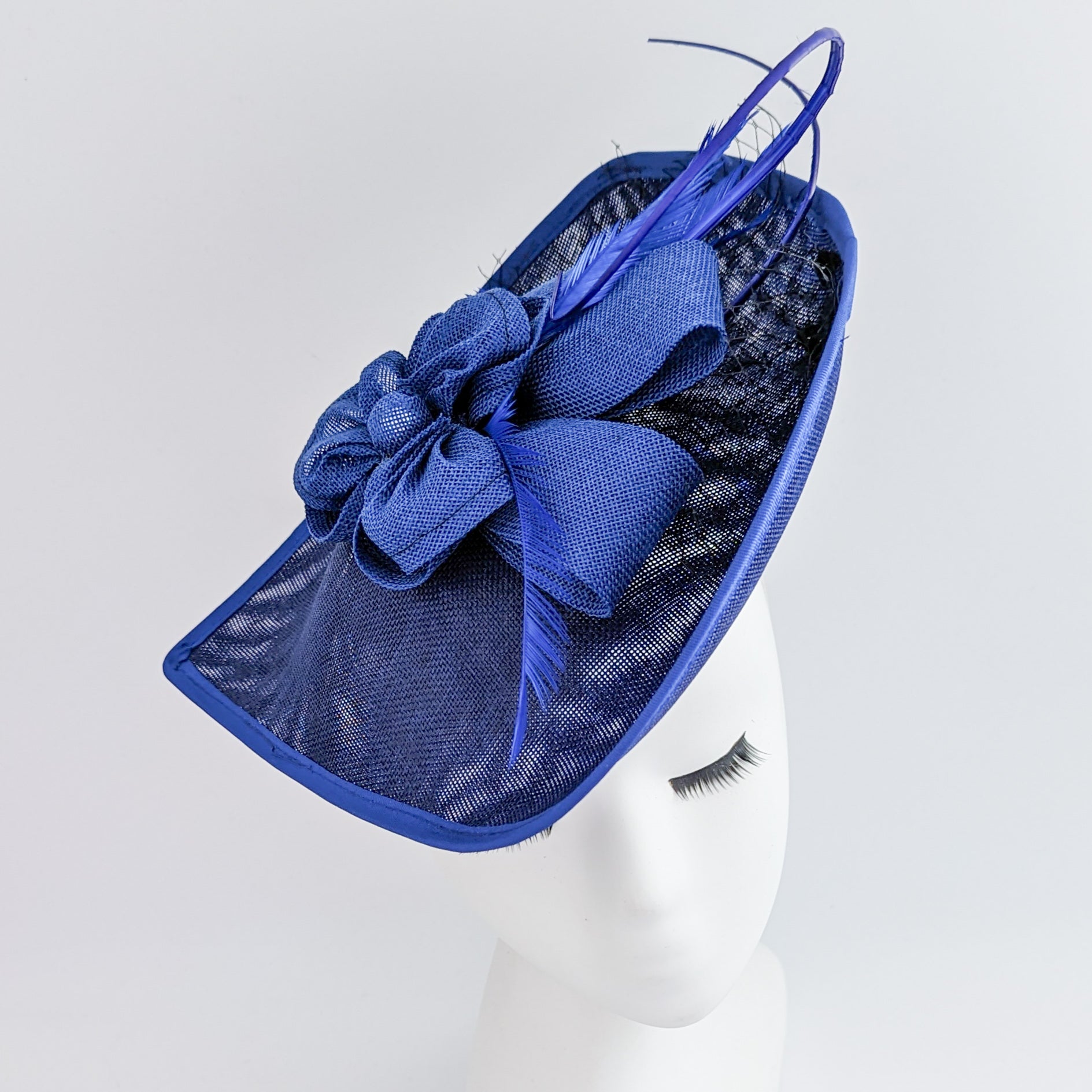 Cappello fascinator con piume di fiori a goccia grande blu reale