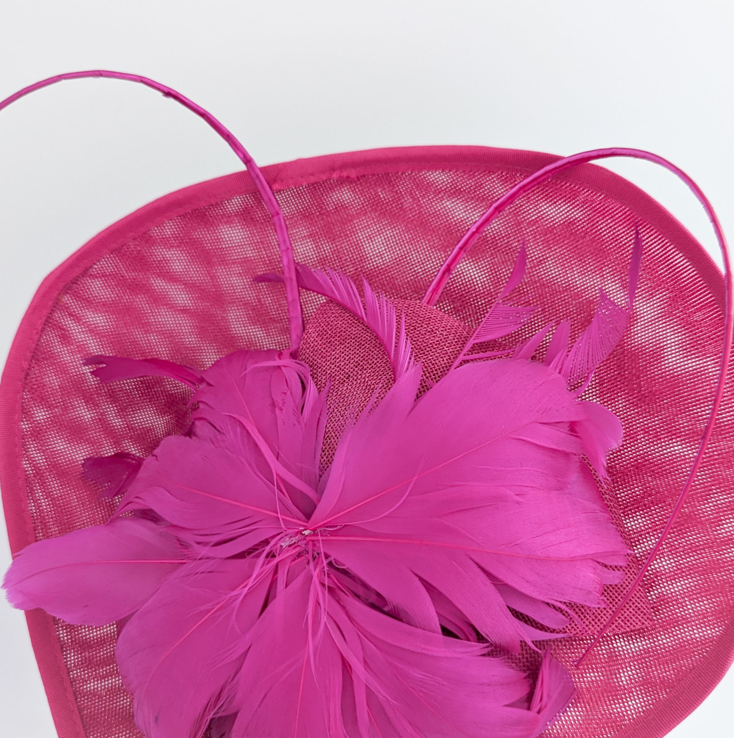 Cappello fucsia grande con piume a goccia