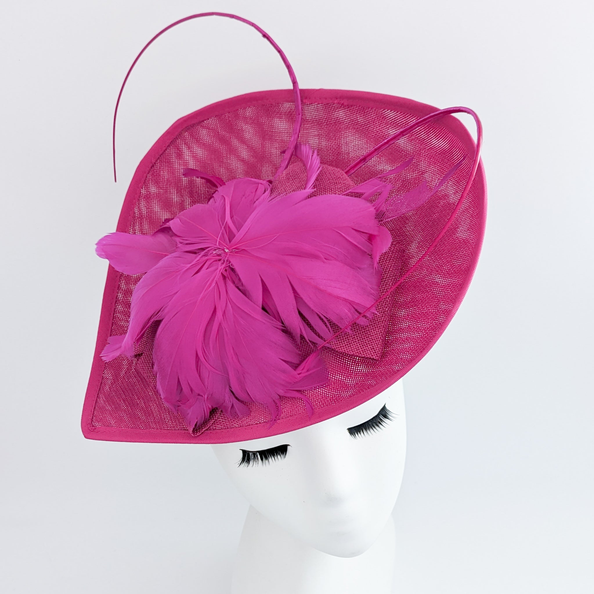 Cappello fucsia grande con piume a goccia