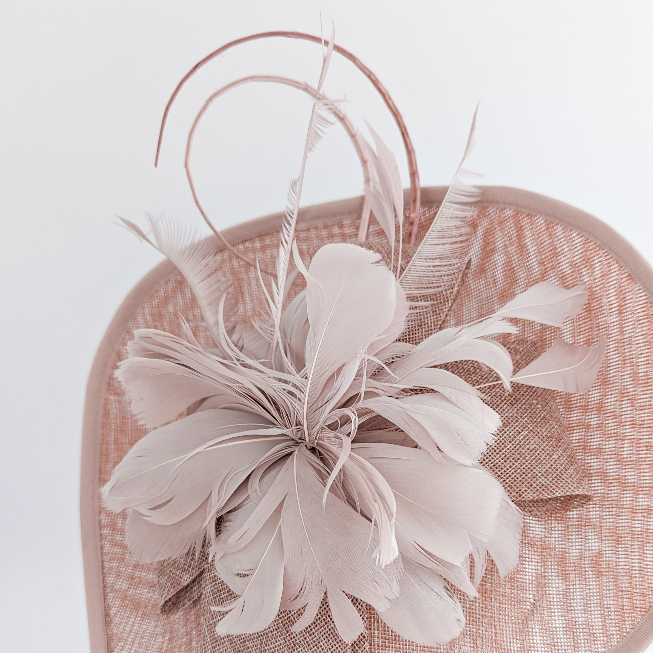 Cappello fascinator con piume a goccia grande rosa cipria