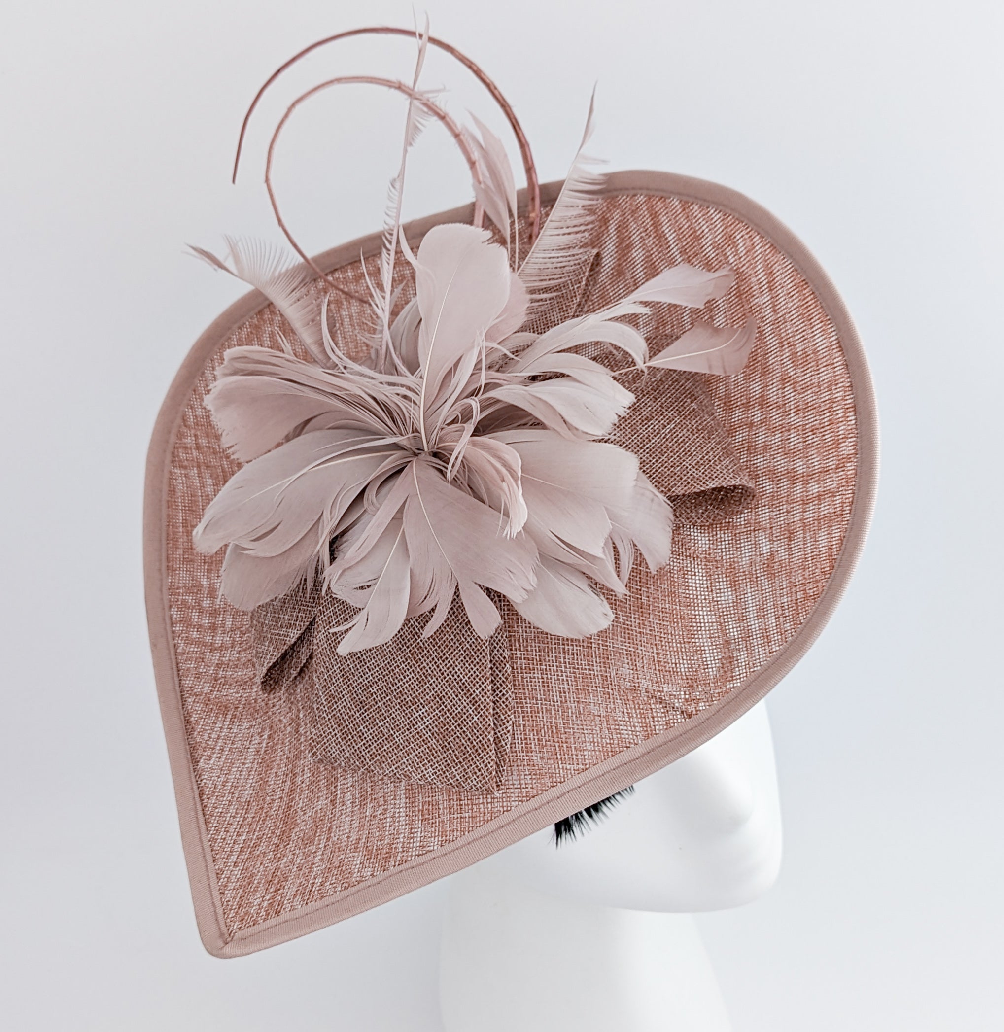 Cappello fascinator con piume a goccia grande rosa cipria