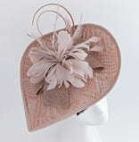 Cappello fascinator con piume a goccia grande rosa cipria