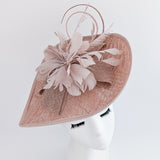 Cappello fascinator con piume a goccia grande rosa cipria