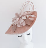 Cappello fascinator con piume a goccia grande rosa cipria