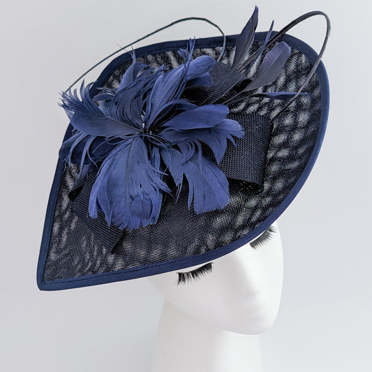 Cappello fascinator con piume a goccia grande blu navy