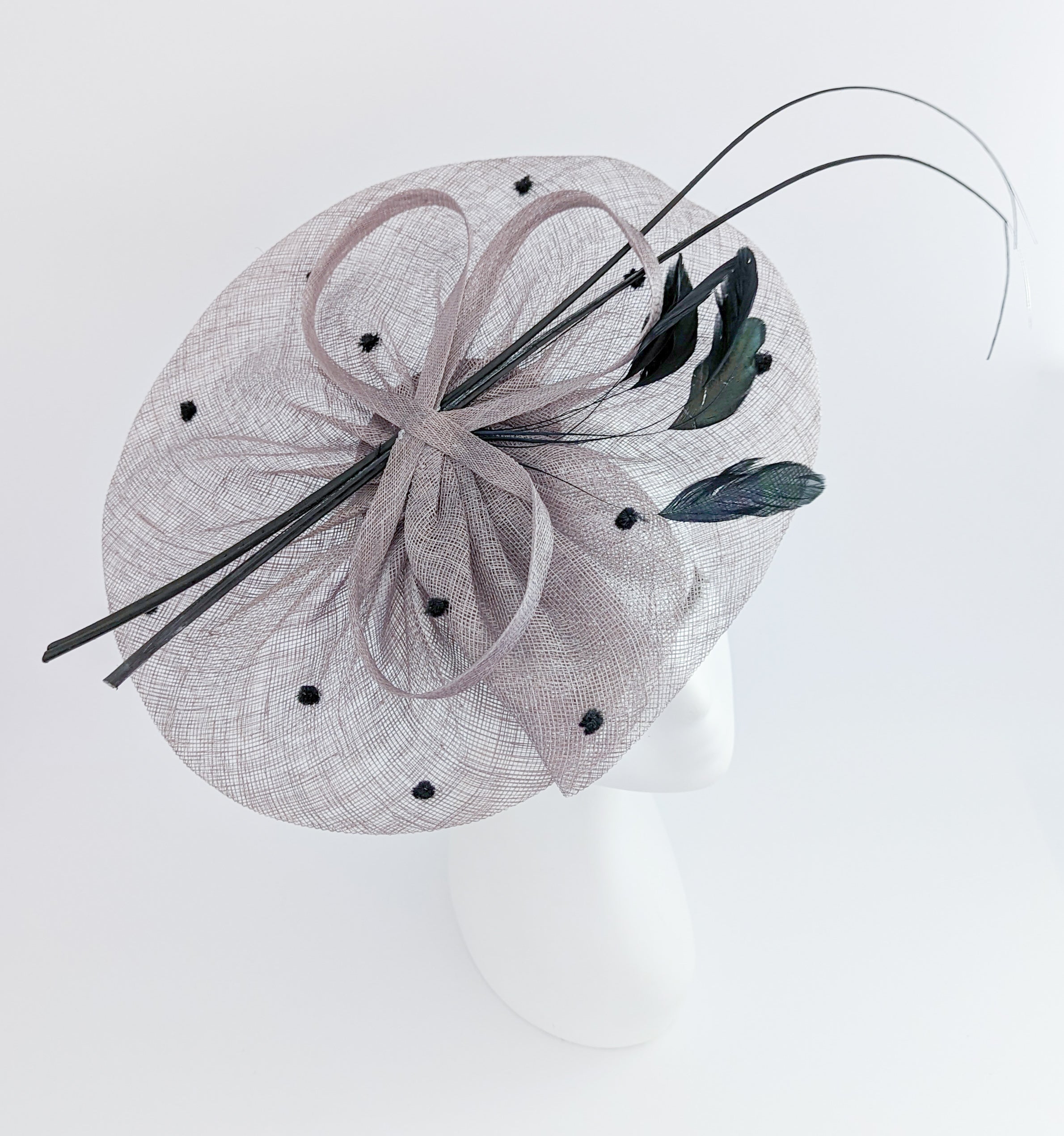 Cappello fascinator a disco a pois con piume grandi grigie