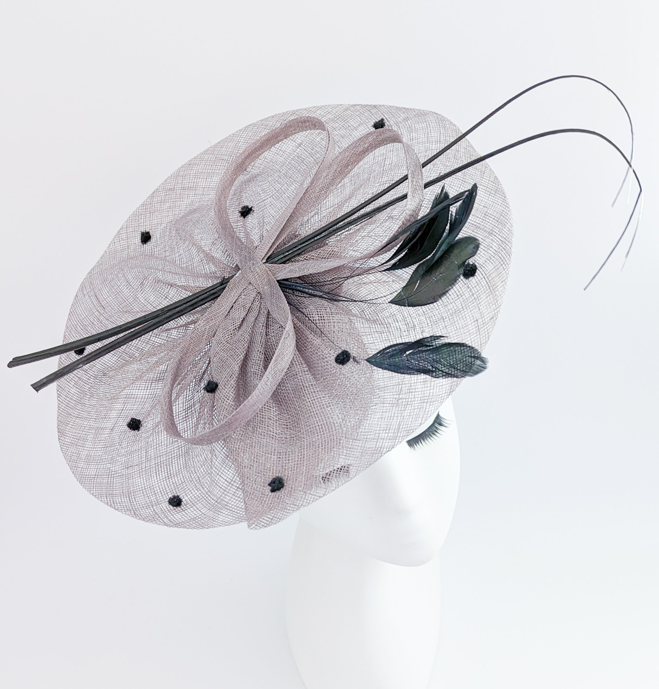 Cappello fascinator a disco a pois con piume grandi grigie