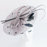 Cappello fascinator a disco a pois con piume grandi grigie