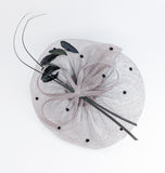 Cappello fascinator a disco a pois con piume grandi grigie