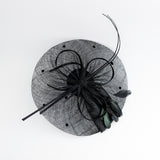 Cappello fascinator a disco a pois con piume grandi nere