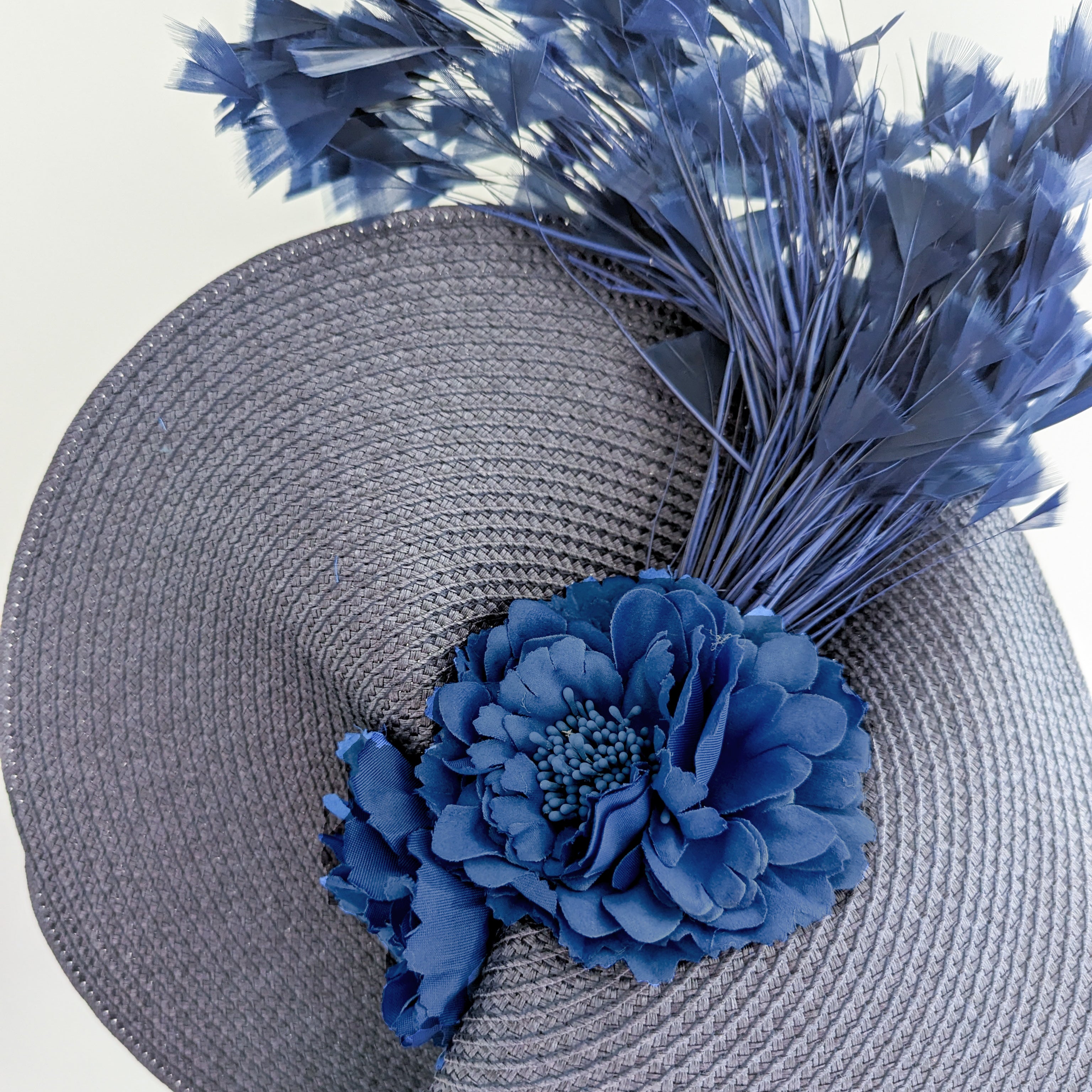 Cappello a fascinator con piume di fiori di paglia intrecciata blu navy