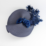 Cappello a fascinator con piume di fiori di paglia intrecciata blu navy