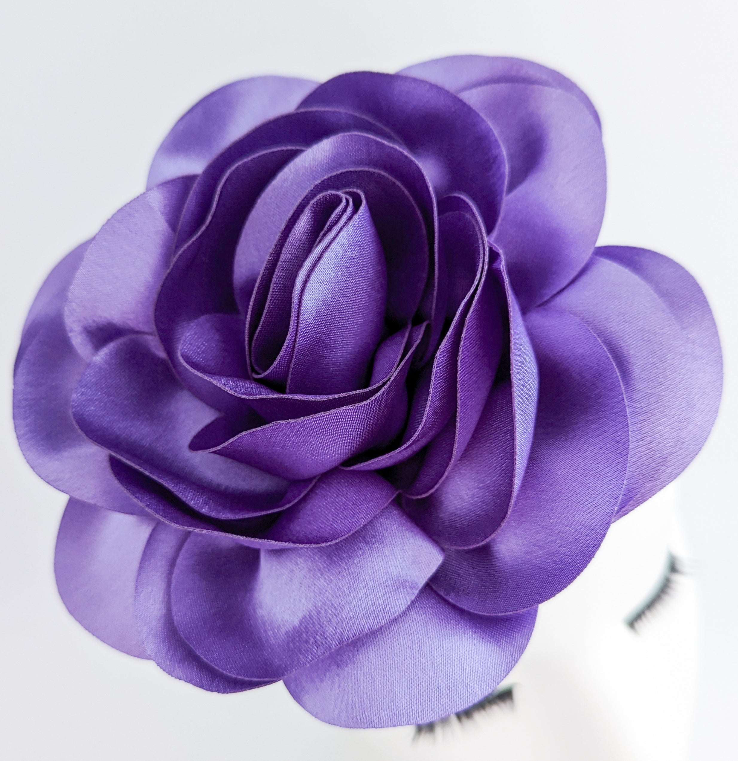 Cappello grande con fascinator rosa in raso viola