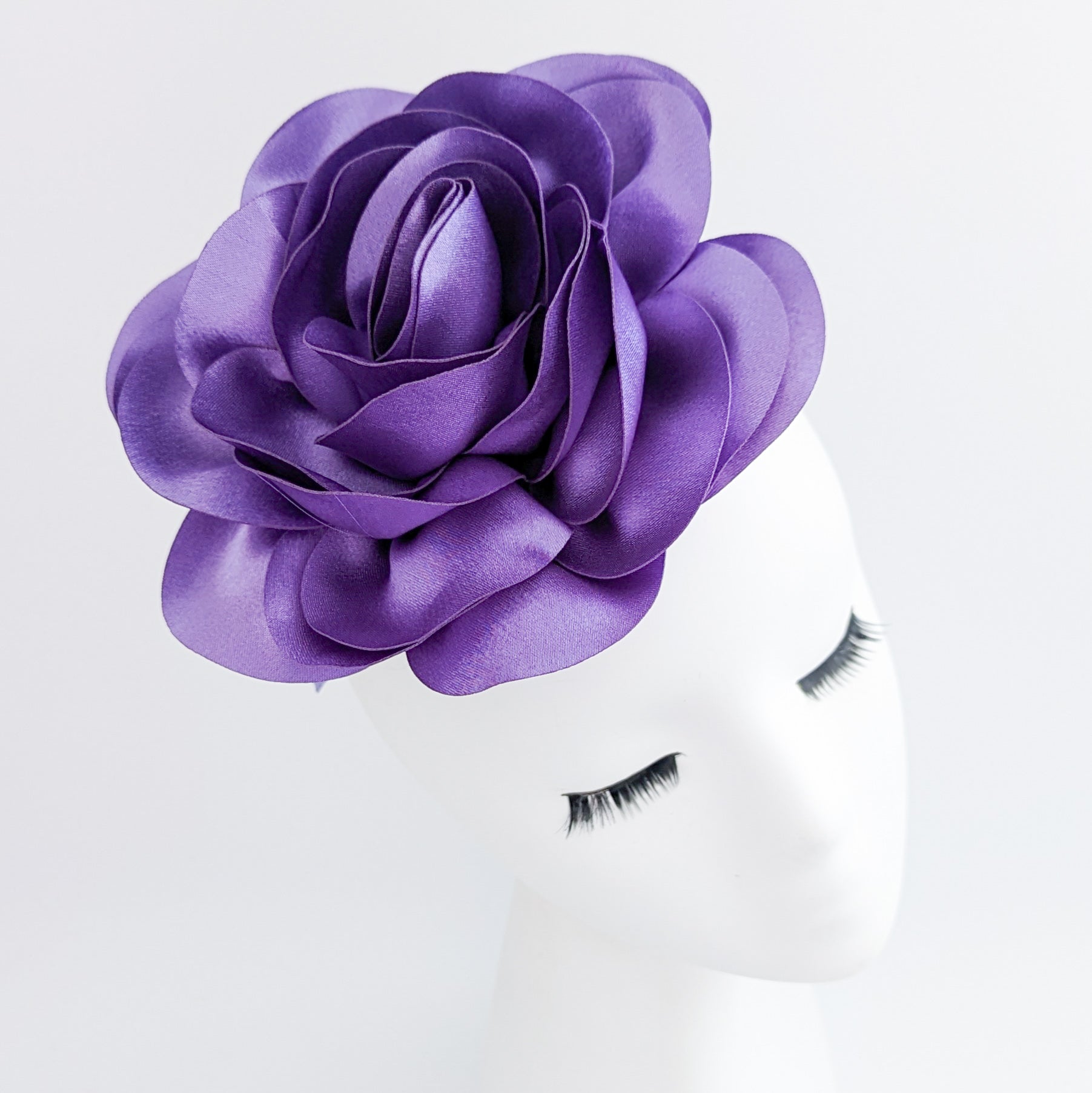 Cappello grande con fascinator rosa in raso viola